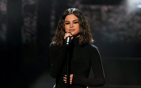 Selena Gomez mở màn AMAs 2019 sau 2 năm vắng bóng trên truyền hình: Taylor Swift và Halsey phía dưới cổ vũ còn... sung hơn!