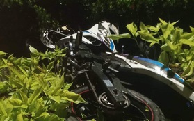 Nam thanh niên nằm chết bên cạnh chiếc xe máy trong bồn hoa ở vòng xoay