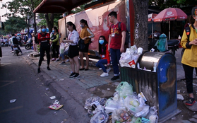 Clip: Sinh viên Sài Gòn khốn khổ ngửi mùi rác trong khi... chờ xe buýt
