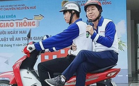 Minh họa những kiểu ngồi sau xe máy sai cách, biểu cảm sương sương của thầy giáo khiến học sinh ôm bụng cười