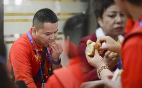 "Vỡ trận" tại sân bay Manila: Đoàn thể thao Việt Nam phải ăn bánh mỳ cầm hơi, chờ đợi hơn 3 tiếng đồng hồ mới có xe đưa về điểm tập kết
