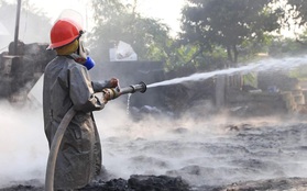 Hà Nội: Cháy lớn tại bãi tập kết nhựa và phế liệu ở Triều Khúc