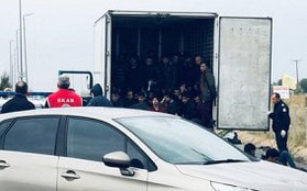 Lại phát hiện xe tải chở 16 người nhập cư trái phép vào Anh