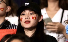 Nữ CĐV Việt Nam xinh đẹp, gương mặt giống người yêu Đoàn Văn Hậu đến sân cổ vũ U22 Việt Nam đấu U22 Indonesia