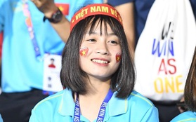 Hot girl sân cỏ Hoàng Thị Loan lại chiếm spotlight trên khán đài trận  chung kết Việt Nam đấu Indonesia