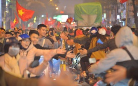 "Sóng đỏ" cuồn cuộn trên đường phố Hà Nội, lại một đêm người dân không ngủ mừng chiến thắng lịch sử của bóng đá Việt Nam