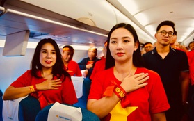 200 CĐV hát vang Quốc ca trên chuyến bay tới Philippines, một lòng hướng về U22 Việt Nam trong trận chung kết SEA games lịch sử