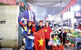 Tiểu thương Đà Nẵng treo cờ kín chợ, nghỉ bán sớm để "đi bão" cổ vũ U22 Việt Nam