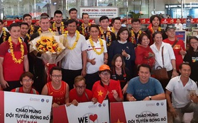 Những người hùng của Bóng rổ Việt Nam trở về trong sự chào đón nồng nhiệt của đông đảo fan hâm mộ