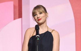 Taylor Swift ca ngợi Lana Del Rey, "dằn mặt" Scooter Braun trực tiếp ngay trên sân khấu nhận giải "Phụ Nữ Thập Kỷ" đầu tiên của Billboard