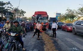 TP.HCM: Xe Phương Trang tông đuôi xe khách dừng đèn đỏ, nhiều người bị thương