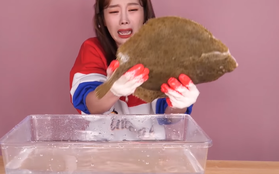 Lại lên sóng video mukbang cá, dân tình thắc mắc không biết liệu sau này thánh "lật mặt" Ssoyoung có ăn hết cả đại dương?