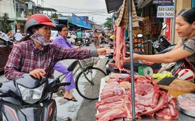 Tiểu thương trong chợ Sài Gòn điêu đứng vì... thịt heo: "Nay giá khác, mai giá khác, chắc chị dẹp sạp luôn!"
