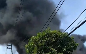 TP.HCM: Căn nhà chứa vải cháy dữ dội, nhiều người dân ôm đồ đạc tháo chạy thoát thân