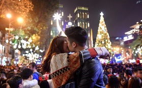 Nhiều cặp đôi trao nhau nụ hôn ấm áp giữa "biển" người trong đêm Giáng sinh