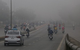 Hà Nội: Sương mù bao phủ dày đặc khiến nhiều tòa nhà cao tầng bất ngờ "biến mất", người dân đi lại khó khăn