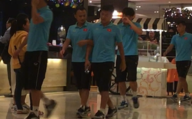 Trọng Hoàng "tay trong tay" cùng Thái Quý tại khách sạn trước giờ đấu U22 Singapore