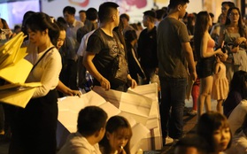 Hàng vạn người đổ về trung tâm chờ xem pháo hoa, các "thánh tranh thủ" ở Sài Gòn ăn nên làm ra nhờ bán giấy lót ngồi