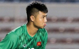 Thủ môn U22 Việt Nam bĩu môi sau pha bắt bóng lập bập, hai lần khiến CĐV thót tim trong trận thắng Singapore