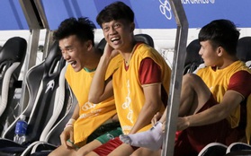 Nhóm dự bị của U22 Việt Nam cười sung sướng khi chứng kiến đồng đội "hành hạ" Campuchia dễ dàng trên sân