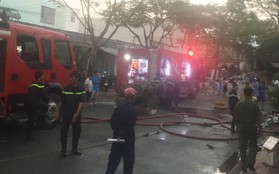 Cháy nhà dân khiến nhiều người hốt hoảng di tản đồ đạc trong ngày Vía Thần tài
