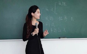 Từ ảnh chụp trên giảng đường, nữ giảng viên bỗng trở thành "cô giáo hot nhất Đài Loan" khiến cộng đồng mạng xao xuyến