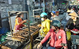 Huy động cả dòng họ chế biến hàng ngàn con cá lóc bán trong ngày vía Thần tài ở Sài Gòn