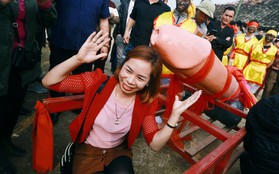Người dân chen chân chụp ảnh bên cạnh "của quý khổng lồ" trong lễ hội độc nhất vô nhị ở Việt Nam