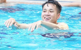 Chẳng kém các đàn anh, U22 Việt Nam cũng có rất nhiều cực phẩm khi vui đùa bên bể bơi