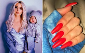 Bí ẩn: Làm sao cô chị vừa bị "cắm sừng" của Kylie Jenner có thể thay tã cho con với bộ nail dài cả cây số?