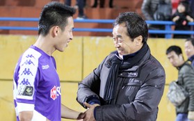 HLV Lee Young-jin tay bắt mặt mừng, cười sảng khoái khi gặp lại các học trò ở tuyển Việt Nam