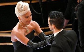 Khoảnh khắc siêu dễ thương: Lady Gaga chỉnh lại nơ cổ cho Rami Malek, trao nhau nụ hôn giữa Oscar