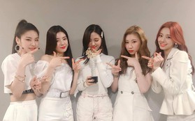 Tranh thủ TXT dừng "nhá hàng", ITZY "chiếm sóng" với món quà JYP không tặng TWICE suốt 3 năm