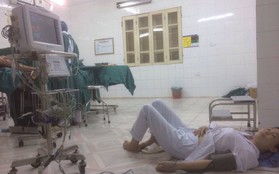 Hình ảnh nữ bác sĩ sản khoa bị ngất nằm truyền nước trên sàn nhà ngay sau ca mổ và câu chuyện cảm động phía sau