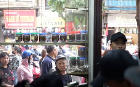 Người Hà Nội xếp hàng cả tiếng chờ mua bánh chưng, giò chả tại cửa hàng có tiếng chiều 29 Tết