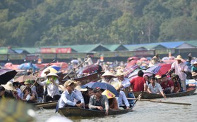 Gần 5 vạn người đổ về chùa Hương trong ngày mồng 5 Tết, 1 ngày trước khi khai hội