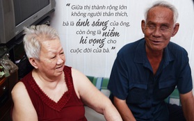 Chuyện tình sâu đậm của ông cụ 70 tuổi mù lòa ở Sài Gòn, 25 năm bán bánh nuôi vợ bệnh tật