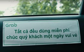 Giữa Sài thành tấp nập, hai chiếc GrabCar chở cả thân thương đón khách