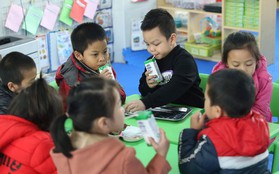 Trường học và cộng đồng chung tay để có ly sữa học đường an toàn, hiệu quả cho trẻ em Thủ đô