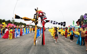 Bờ biển Bãi Cháy sôi động tưng bừng với màn diễu hành Carnaval dịp lễ