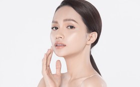 Muốn tỏa sáng ở Paris Fashion Week, make-up thôi chưa đủ, xem ngay cách Hương Giang dưỡng da pha lê căng mịn kiểu Pháp!