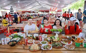 Sau Hà Nội, Đà Nẵng, TP.HCM… đến lượt giới trẻ Vinh “phát sốt” vì hot trend: “Đi đu đưa” ở lễ hội ẩm thực!