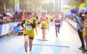 Gần 5 ngàn người chạy trong mùa thu Hà Nội ở giải Revive Marathon xuyên Việt