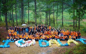 Tạp chí nước ngoài đăng ảnh 30 màn "thử thách dọn rác" xuất sắc nhất, trong đó có cả nhóm bạn tại Việt Nam