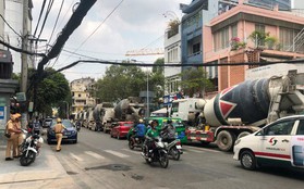 Hàng chục xe bồn bê tông nối đuôi chạy ầm ầm giữa ban ngày ở trung tâm Sài Gòn khiến người dân bức xúc