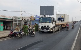 TP.HCM: Xe máy va chạm với xe container khiến người đàn ông tử vong, bé trai 10 tuổi nguy kịch