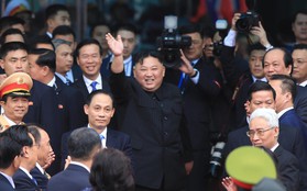 Ông Kim Jong-un vẫy tay tạm biệt và cảm ơn Việt Nam, lên tàu bọc thép trở về Triều Tiên