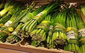 Giải pháp cực hay: cửa hàng ở Chiang Mai dùng lá chuối bọc thực phẩm để hạn chế túi nhựa