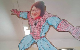 Phương pháp chống quậy phá cực đỉnh: Treo hình cô giáo mình Spiderman to đùng giữa trần nhà để quan sát lớp