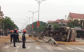 Lật xe bồn khiến hàng nghìn lít xăng tràn ra đường, người dân vội vàng đổ cát lấp lên vì sợ cháy nổ